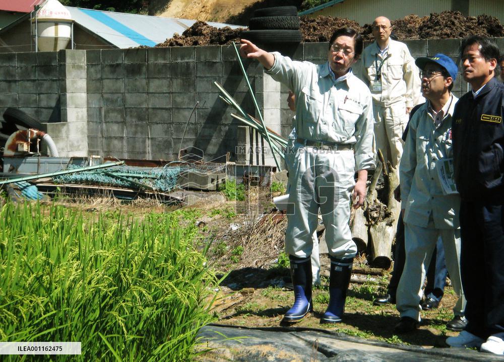 Minister visits decontaminated rice paddy