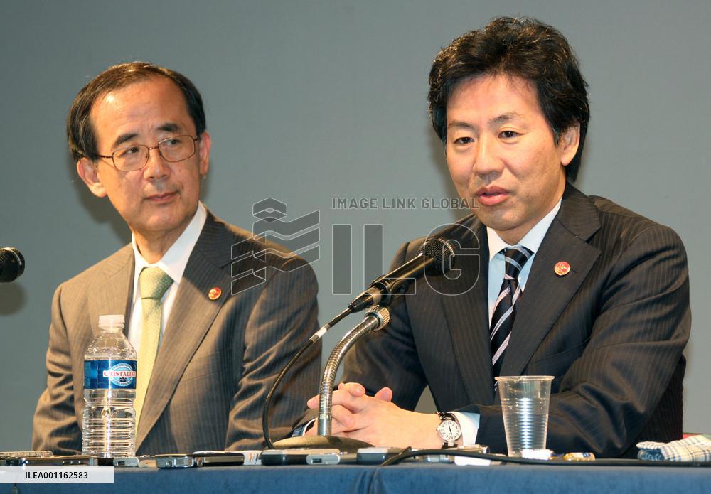 Finance Minister Azumi and BOJ Gov. Shirakawa