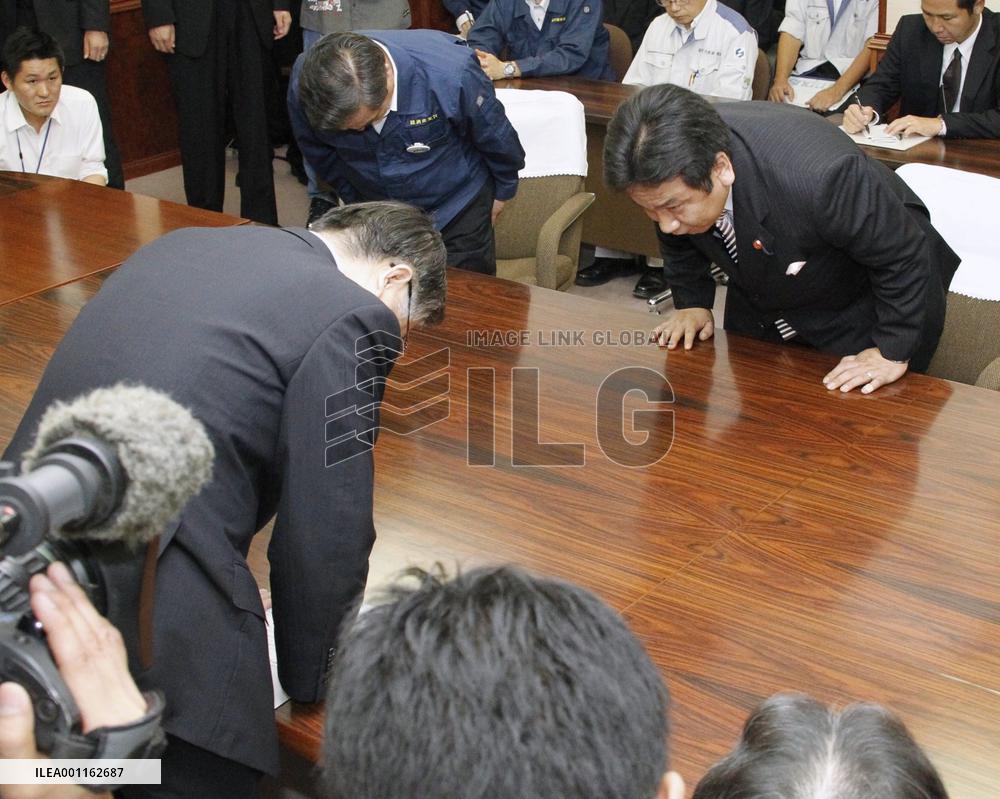 Edano apologizes to Fukushima