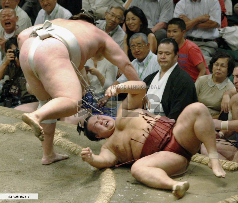 Baruto defeats Kisenosato