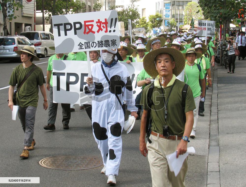 Farmers demonstrate against free trade