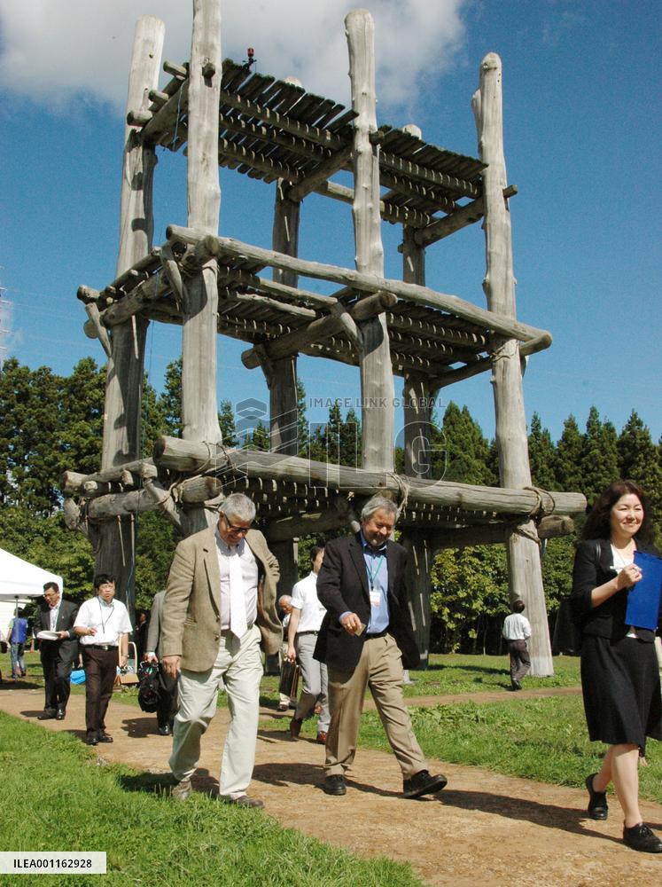 Int'l panel inspects Aomori archaeological site