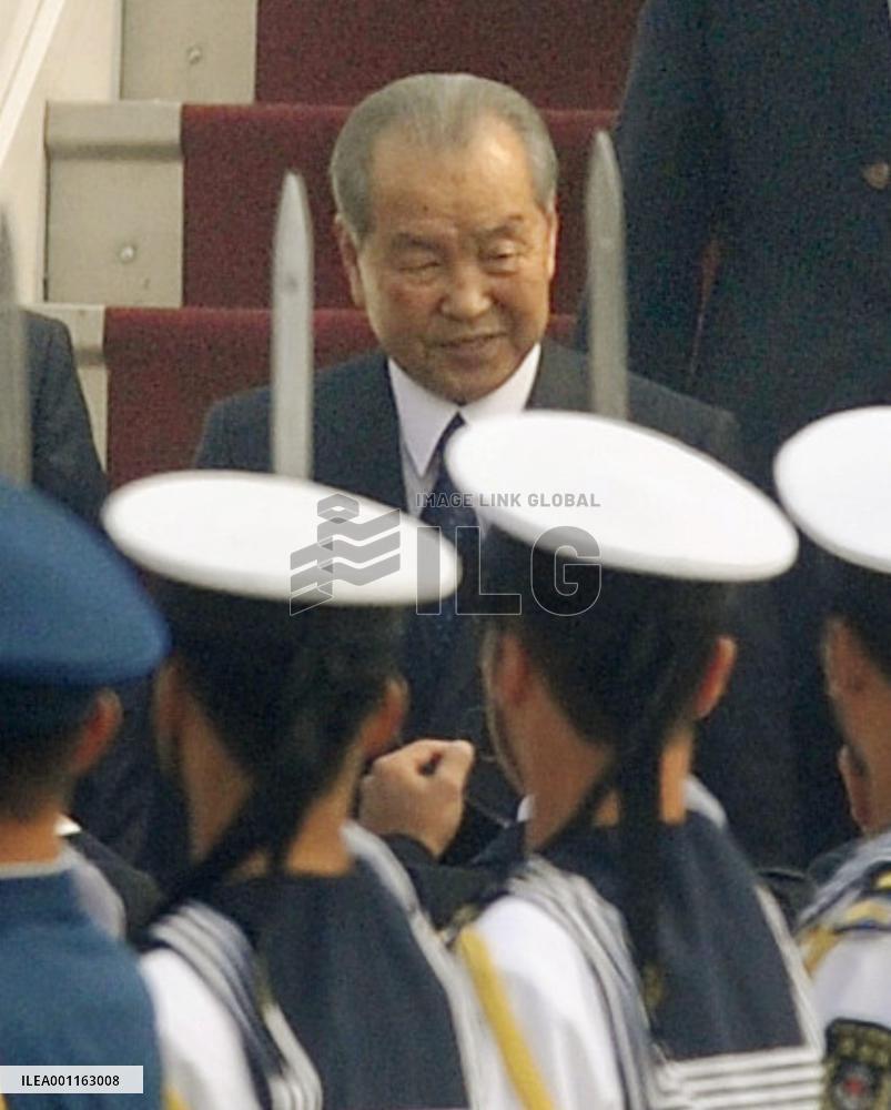 N. Korea premier visits China