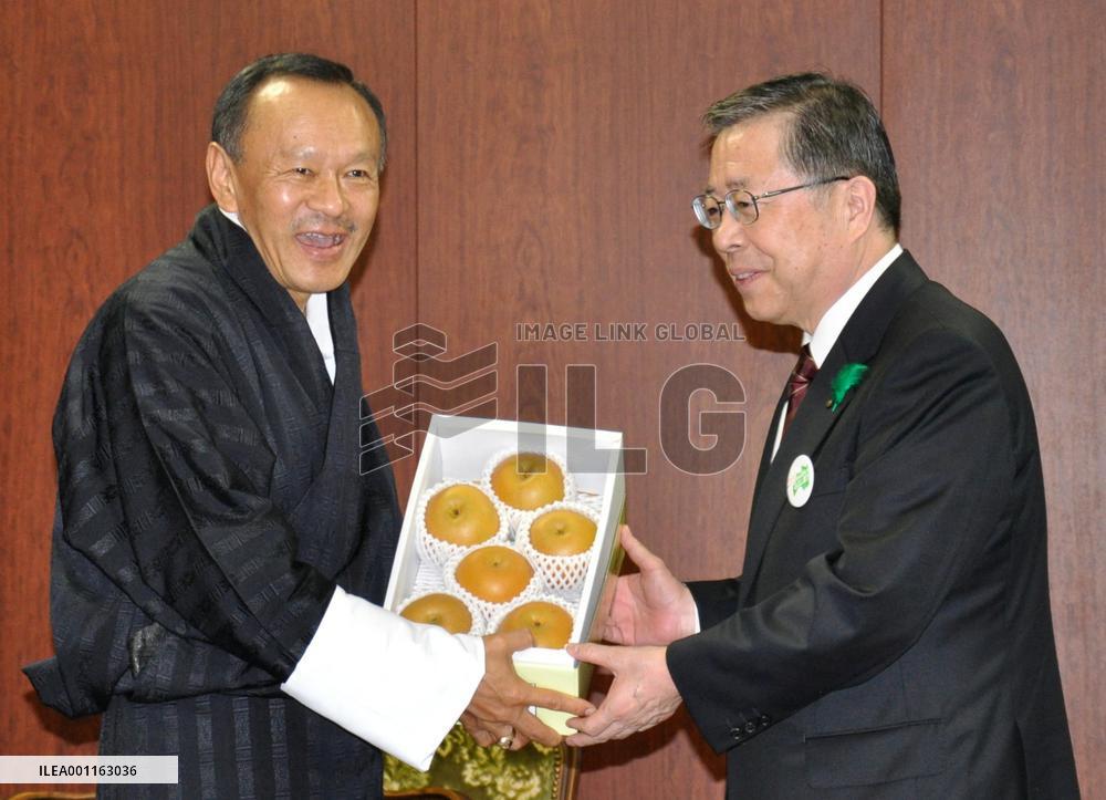 Bhutan PM Thinley visits Fukushima