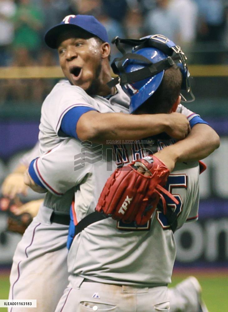 Rangers advance to AL c'ship series