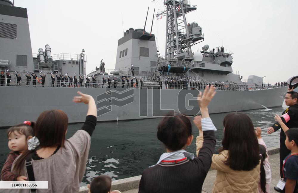 Japanese destroyer leaves for Aden
