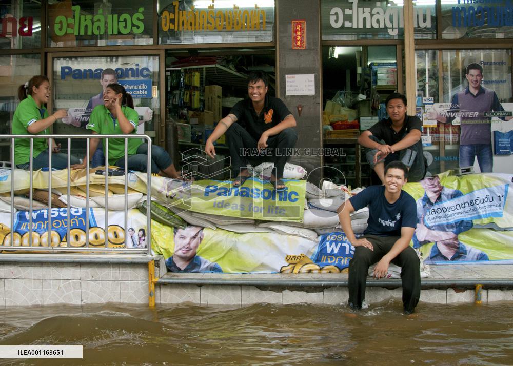 People in flood-hit northern Bangkok