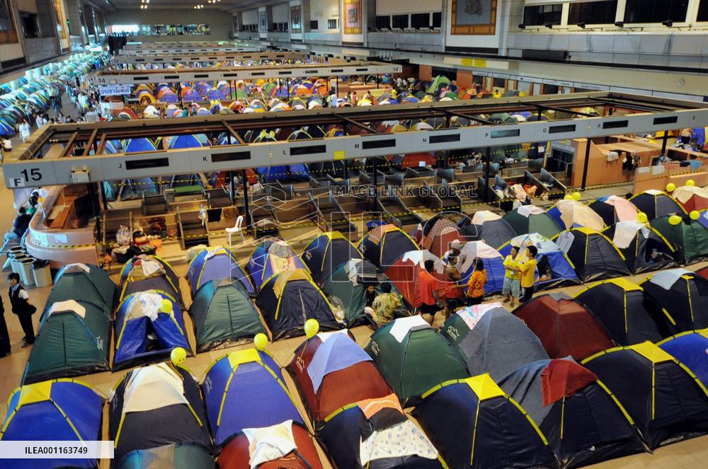 Flood evacuees at Bangkok airport
