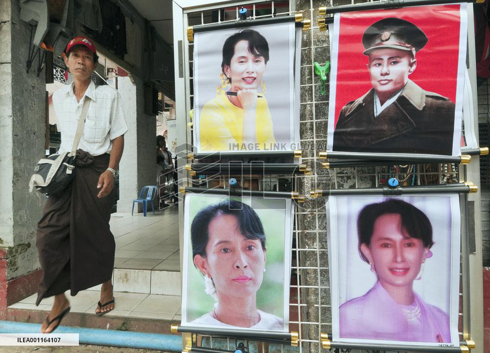 Suu Kyi's portraits sold at market in Yangon