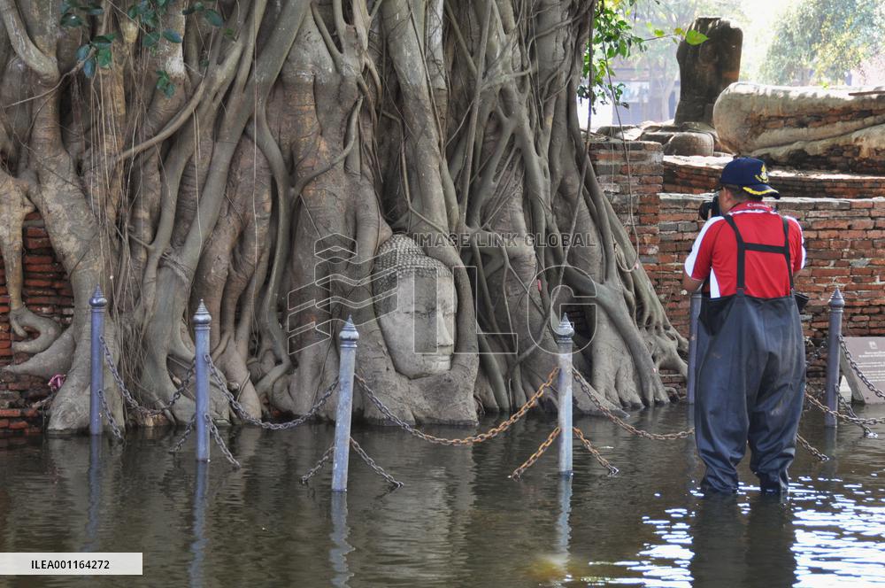 Clean-up work begins in Thailand's ancient capital