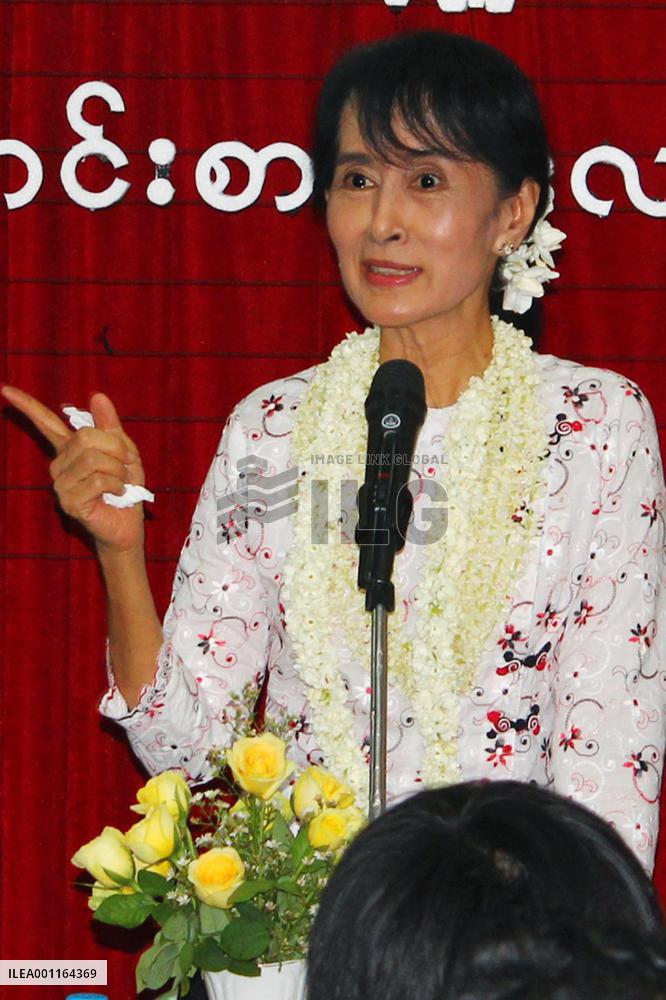 Suu Kyi in press conference