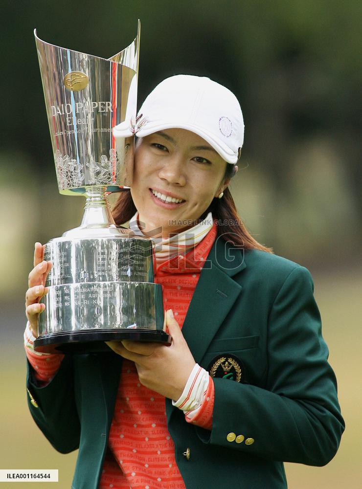 Lee wins Elleair Ladies