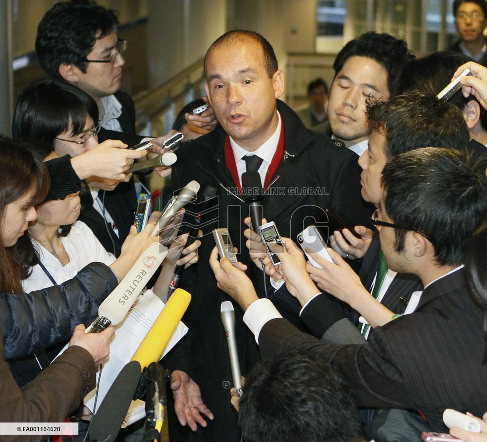 Ex-Olympus chief Woodford arrives in Japan