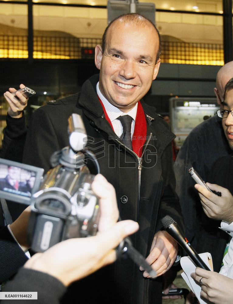 Ex-Olympus chief Woodford arrives in Japan