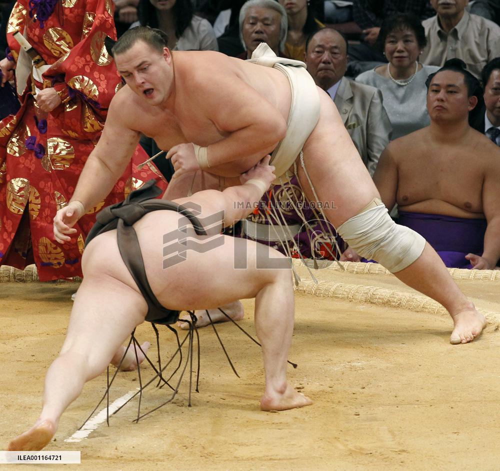 Hakuho loses to Baruto but wins tournament