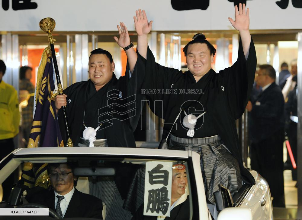 Hakuho wins Kyushu sumo tournament
