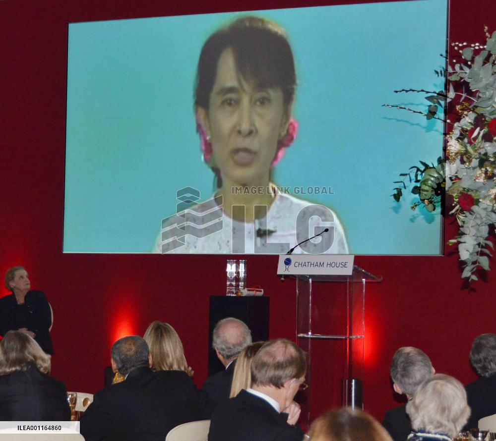 Suu Kyi receives 2011 Chatham House Prize