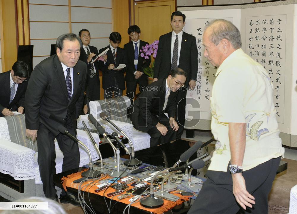 Defense minister apologizes to Okinawa gov.