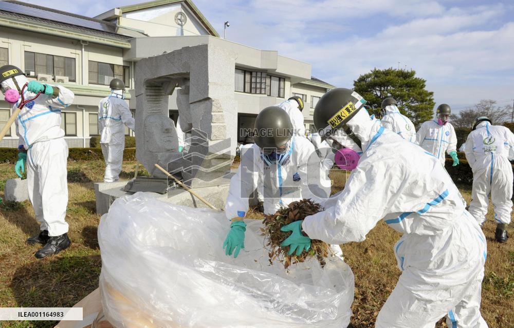 Ground troops decontaminate Fukushima