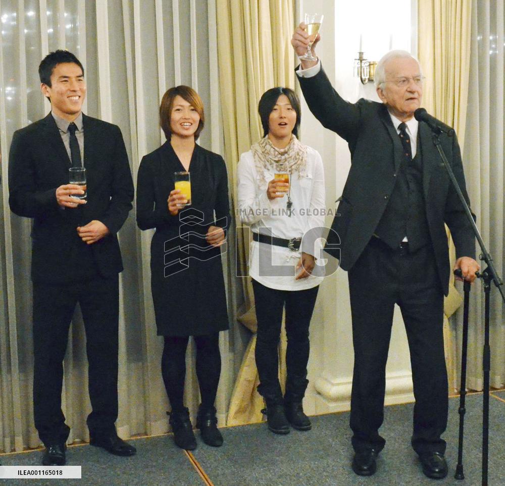Japanese soccer players, ex-German President Weizsaecker