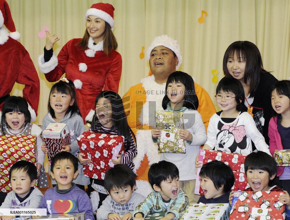 Konishiki visits quake-hit areas as Santa Claus