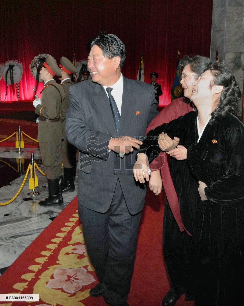 Mourners see Kim Jong Il's body