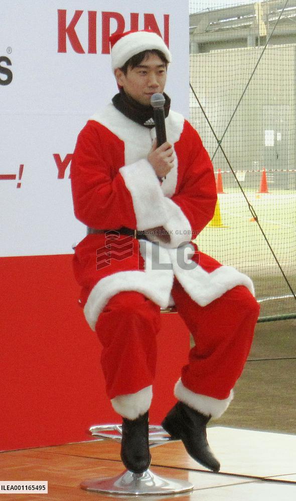 Footballer Kagawa turns into Santa Claus