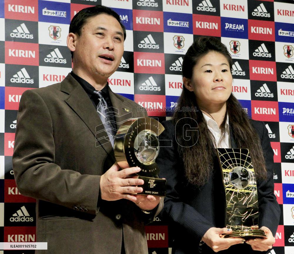 Sasaki, Sawa with FIFA trophies