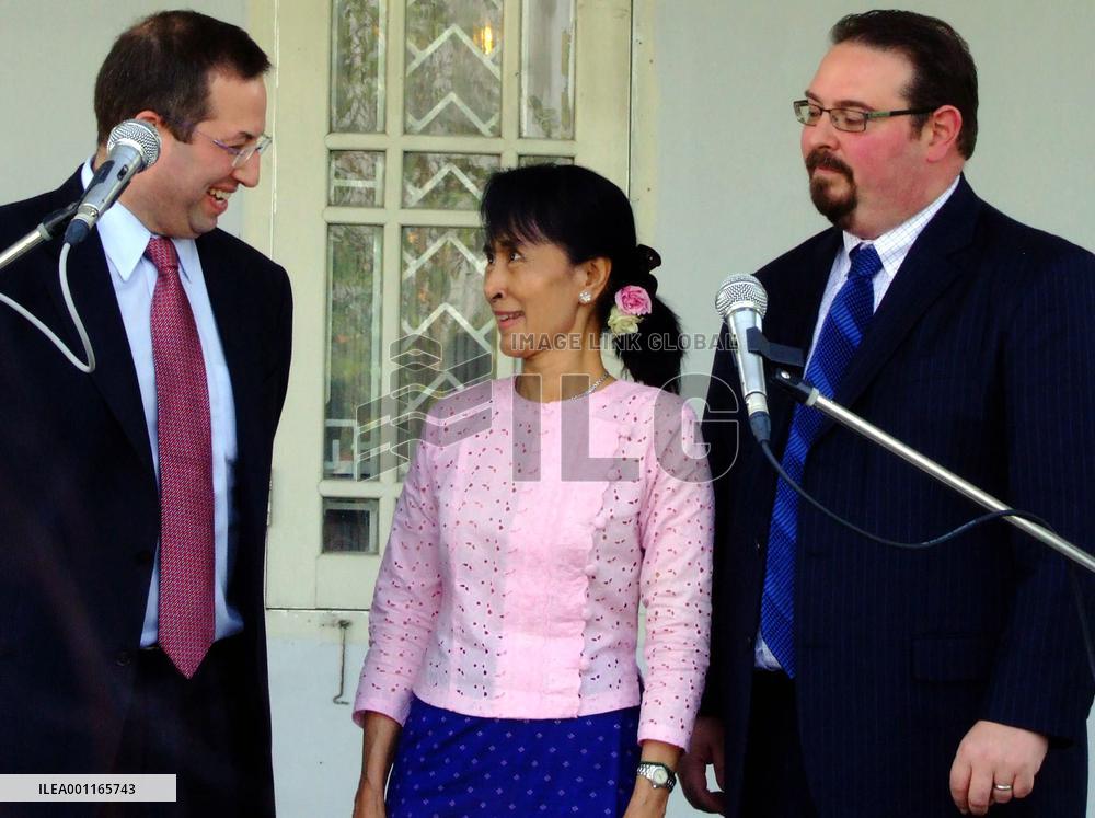Suu Kyi holds talks with U.S. diplomats