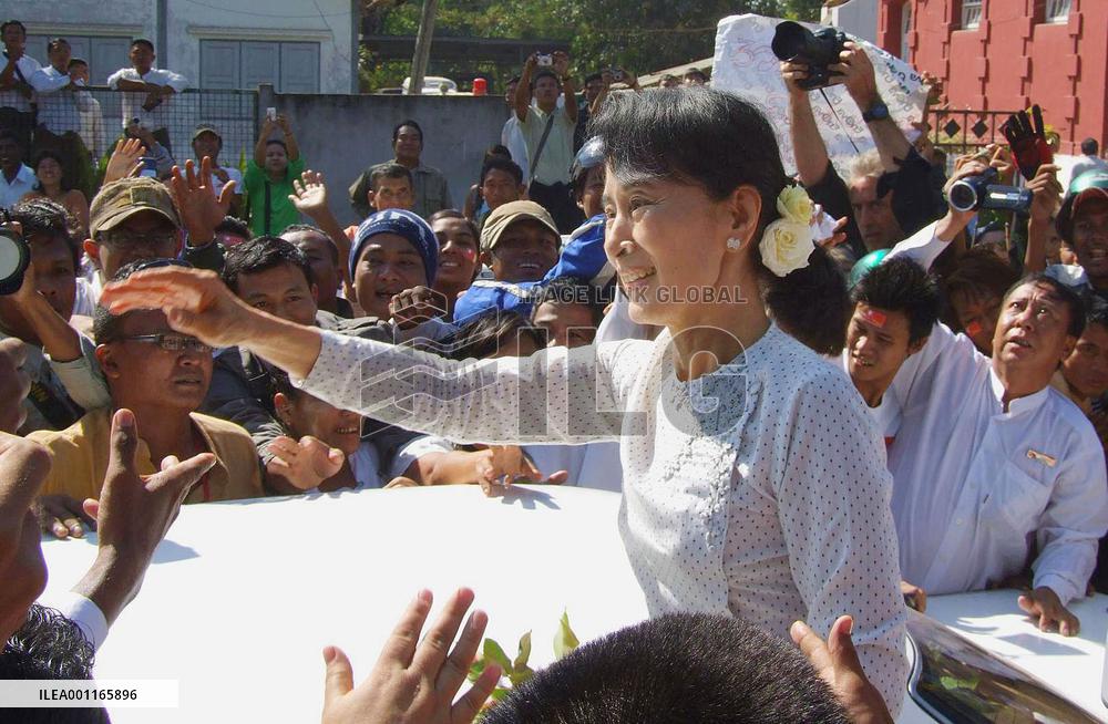 Suu Kyi registers candidacy in parliamentary by-elections