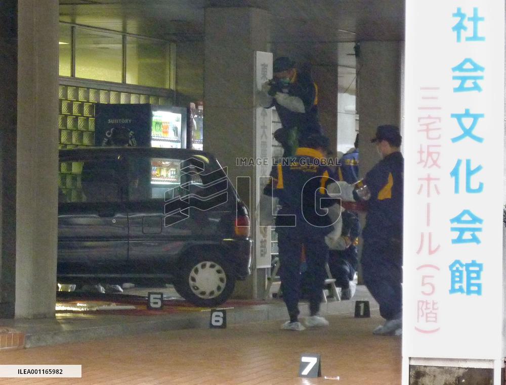 Rightist crashes car into SDP headquarters