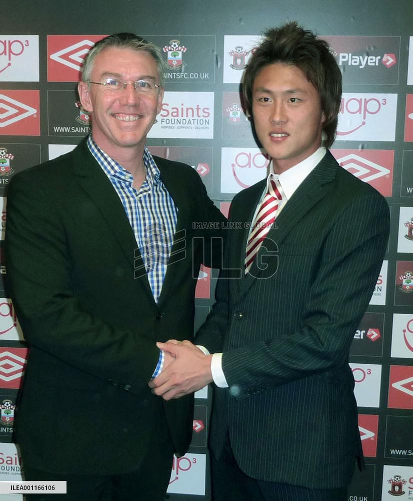 Japan striker Lee signs with Southampton
