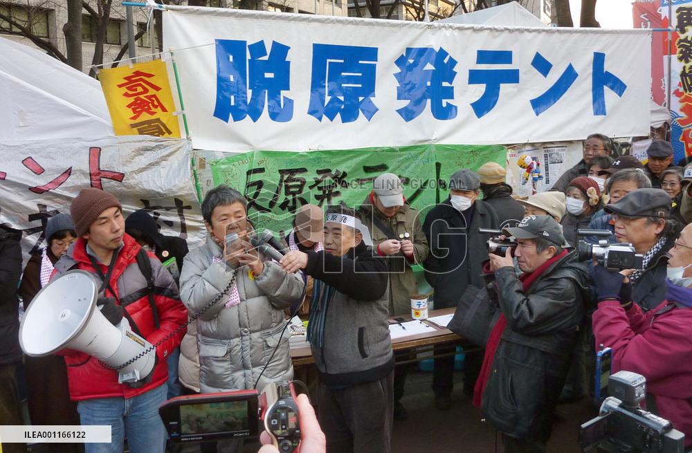 Antinuclear activists refuse to remove tents