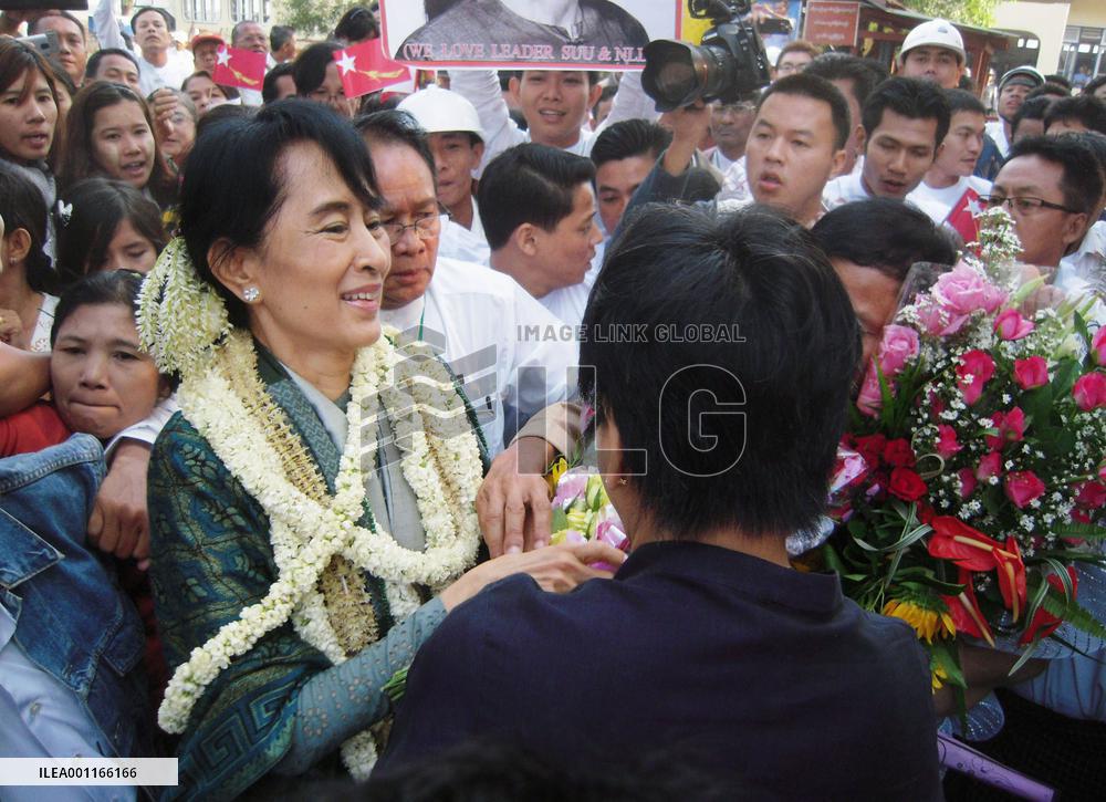 Suu Kyi on 1st party campaign trip