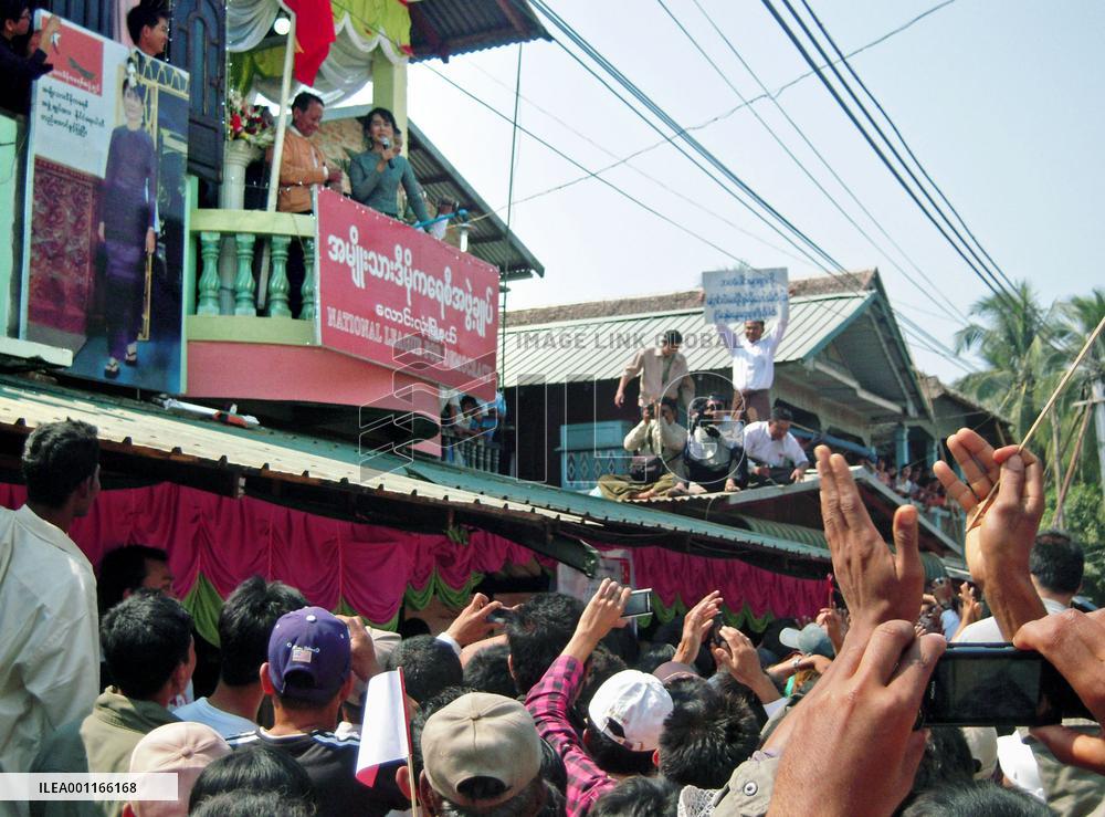 Suu Kyi on 1st party campaign trip
