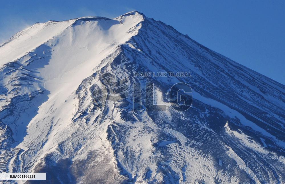 Bird-shaped snow on Mt. Fuji