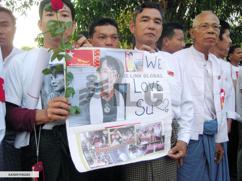 Suu Kyi supporters