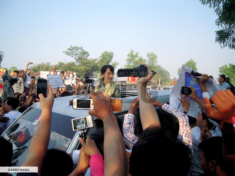 Suu Kyi in election campaign