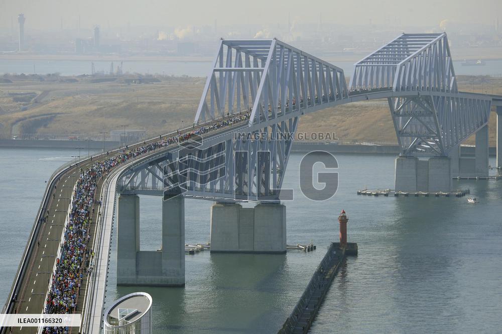 Running across Tokyo Gate Bridge
