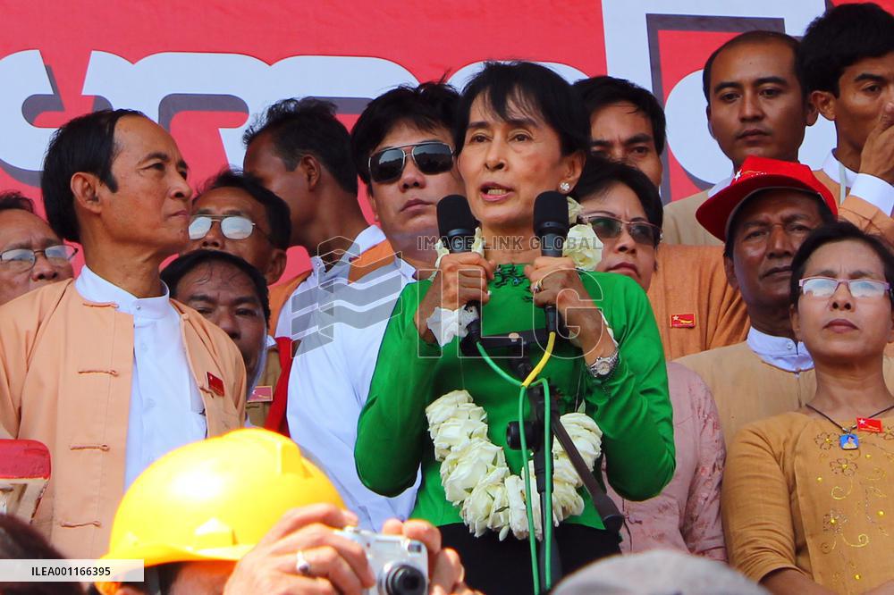 Suu Kyi on campaign tour