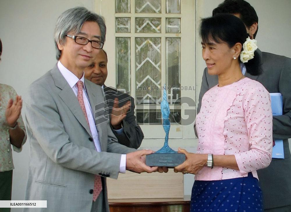 Suu Kyi receives UNESCO award