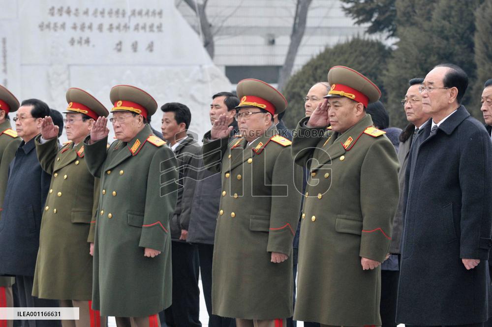 N. Korean leaders attend Kim Jong Il statue ceremony