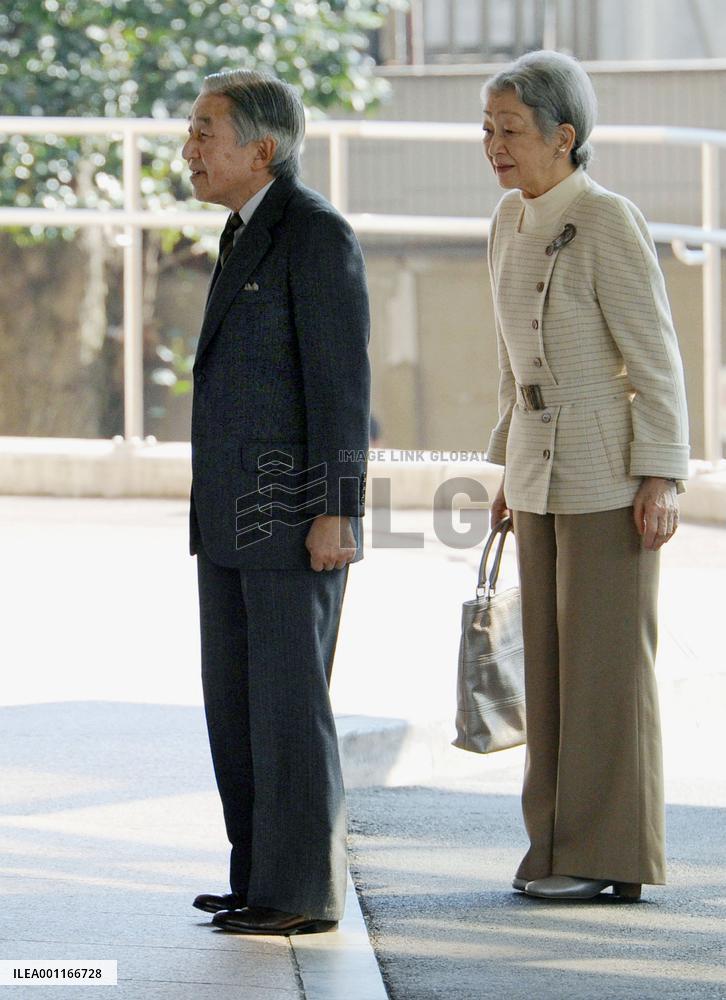 Emperor Akihito enters hospital for heart surgery