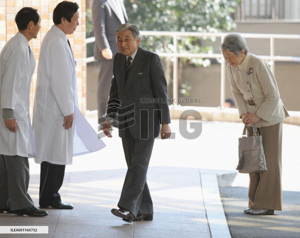 Emperor Akihito enters hospital for heart surgery