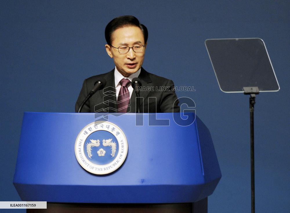 Lee urges Japan to resolve 'comfort women' issue