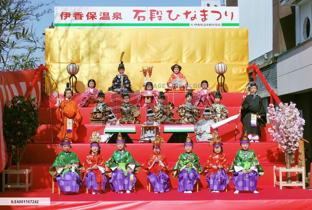 Children dressed as 'hina' dolls