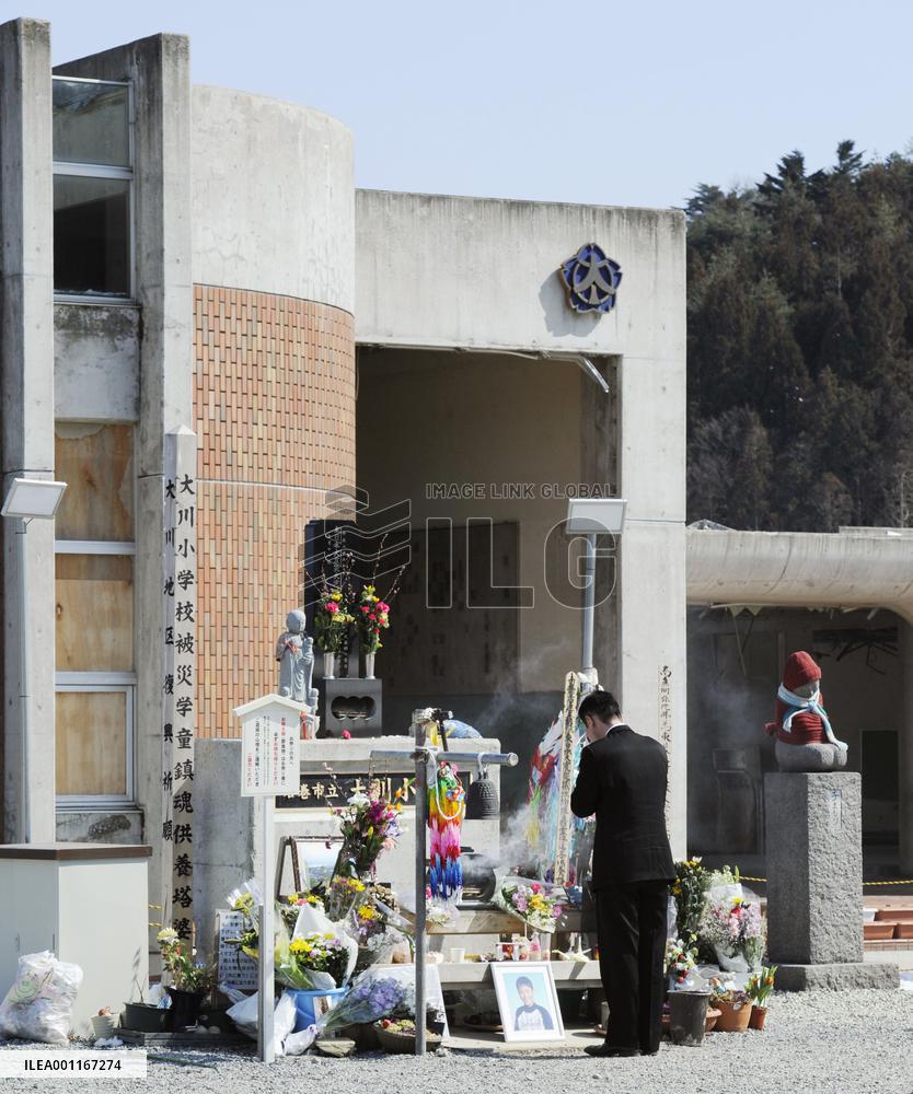 Memorial ceremony at Ishinomaki school