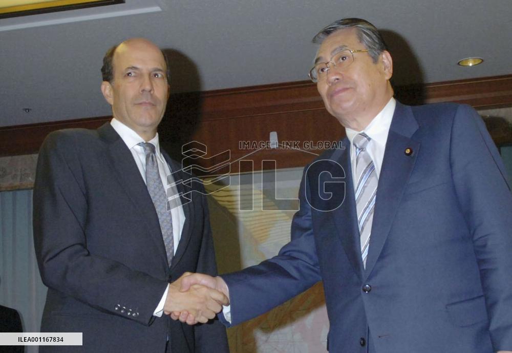 Defense chief Tanaka, U.S. envoy Roos