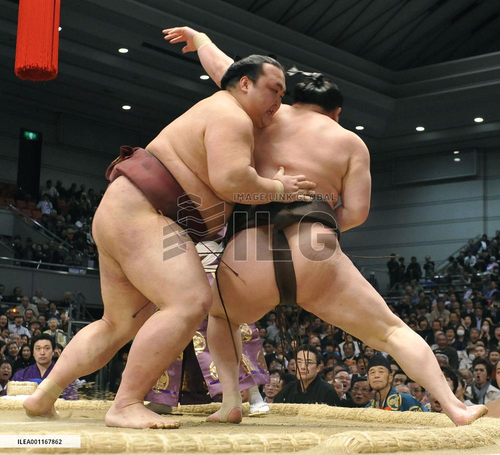 Hakuho beaten by Kisenosato