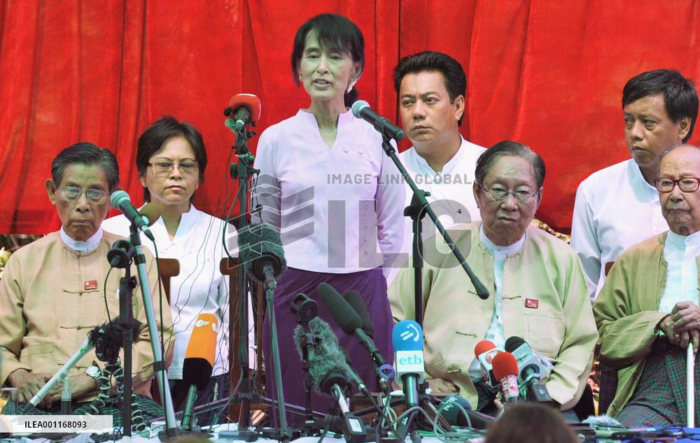Suu Kyi in press conference
